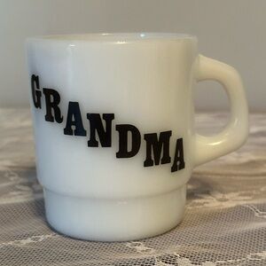 Milk Glass ‘Grandma’ mug by Termocrisa
